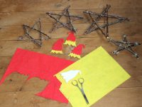 make your own aussie decoration from felt and sticks and wire